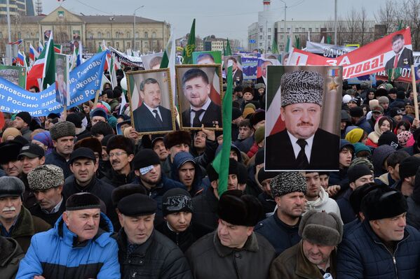 Участники митинга В единстве наша сила в поддержку главы Чечни Рамзана Кадырова на площади перед мечетью имени Ахмата Кадырова в Грозном