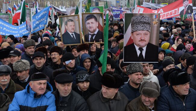 Участники митинга В единстве наша сила в поддержку главы Чечни Рамзана Кадырова на площади перед мечетью имени Ахмата Кадырова в Грозном