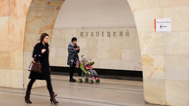 Пассажиры на станции Московского метрополитена Кузнецкий мост