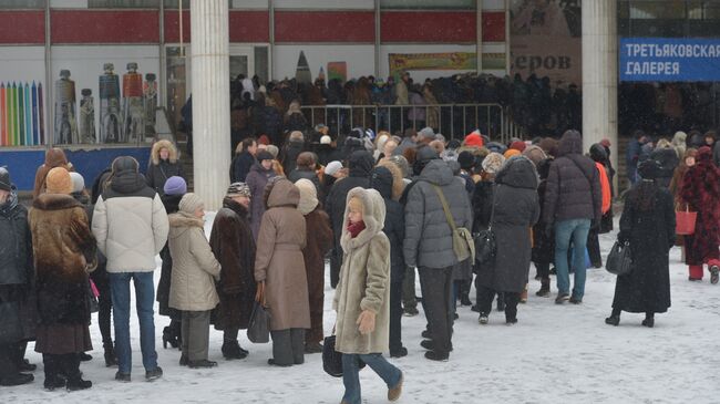 Очередь на выставку Валентин Серов. К 150-летию со дня рождения в Государственной Третьяковской галерее на Крымском Валу в Москве. Архивное фото