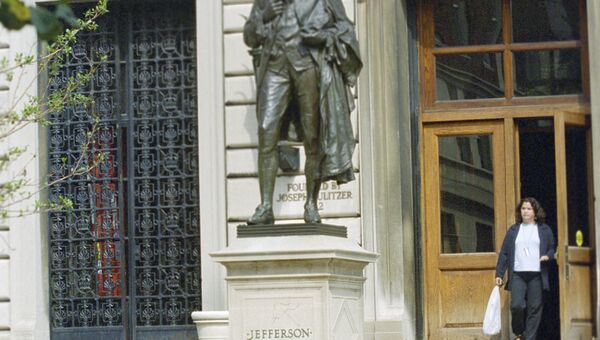 Памятник Томасу Джефферсону у здания Колумбийского университета