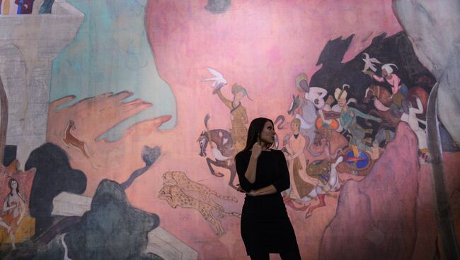 Посетительница у произведения Занавес к балету Шехерезада, 1911 на открытии выставки Валентин Серов