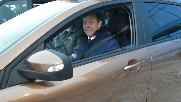 Председатель правительства РФ Дмитрий Медведев прокатился по территории завода в автомобиле Лада X-RAY