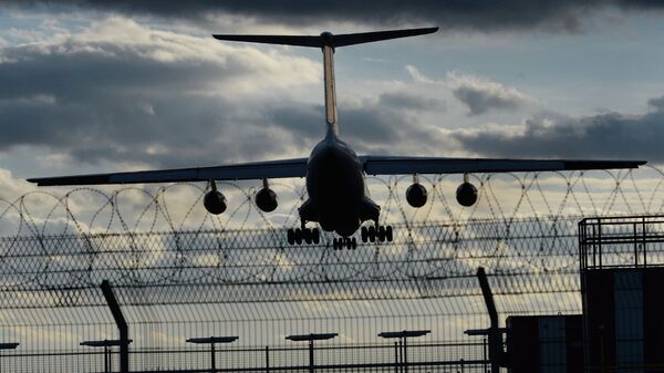 Транспортный самолет ИЛ-76 заходит на посадку в аэропорту Внуково. Архивное фото