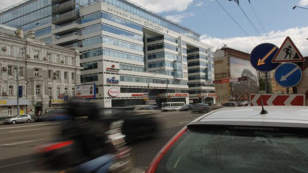 Движение транспорта на улице Земляной вал в Москве. Архивное фото