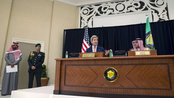 Госсекретарь США Джон Керри и министр иностранных дел Саудовской Аравии Адиль аль-Джубейр на совместной пресс-конференции, 23 января 2016