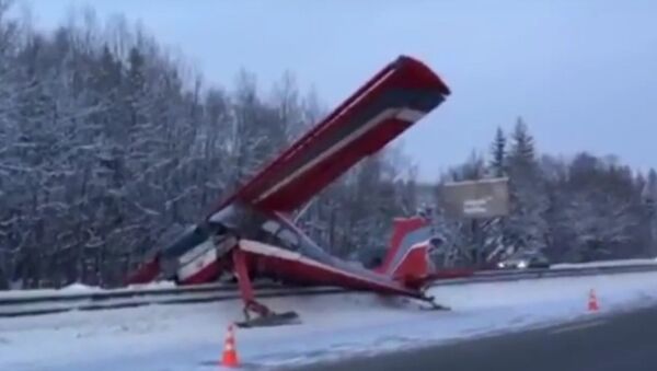 Аварийно севший на Ярославское шоссе самолет сняли на видео