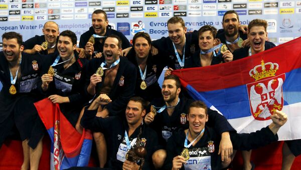 Команда Сербии празднует победу на ЧЕ по водному поло