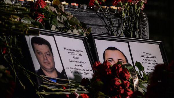 Портреты погибших в Сирии подполковника Олега Пешкова и матроса Александра Позынича. Архивное фото