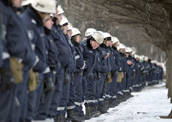 Сотрудники полиции в оцеплении на месте проведения акции протеста оппозиции в Кишиневе