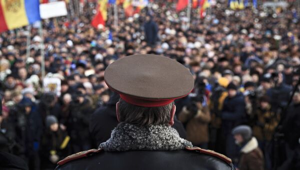 Генерал молдавской армии во время протестов в Кишинёве. Архивное фото