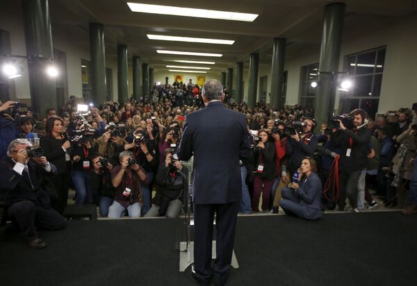 Кандидат в президенты Португалии Марселу Ребелу ди Соза выступает перед журналистами после оглашения предварительных результатов голосования. 24 января 2016