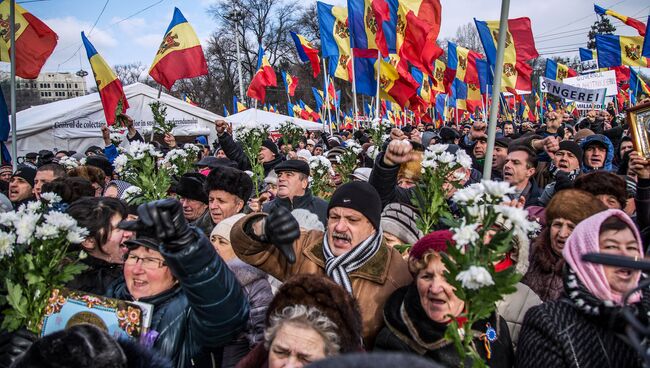 Участники акции протеста оппозиции в Кишиневе