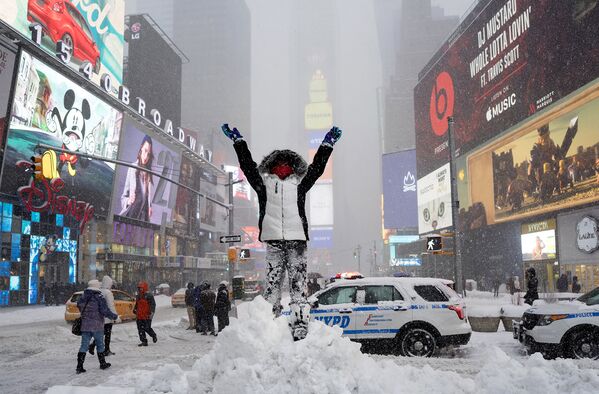 Последствия снегопада на Таймс-сквер в Нью-Йорке. Январь 2016