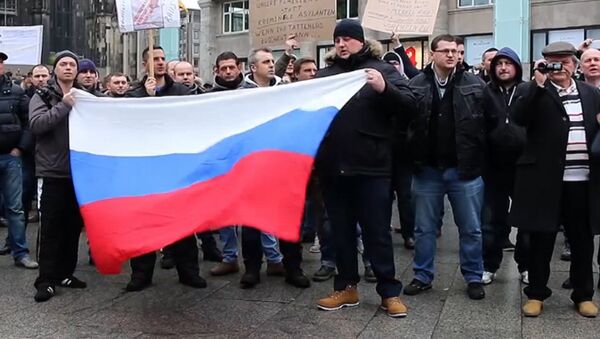 Кельнцы с флагами РФ вышли на митинг из-за инцидента с девочкой в Берлине