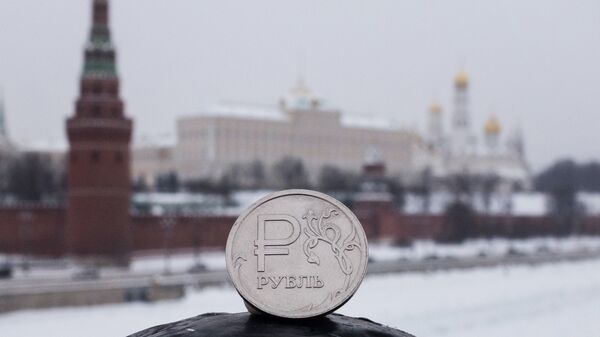Российский рубль на фоне Кремля