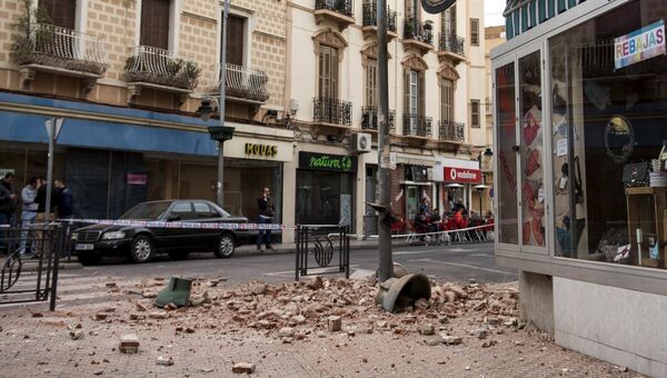 Обломки фасада здания на улице Мелилья, Испания, после крупного землетрясения магнитудой 6,3