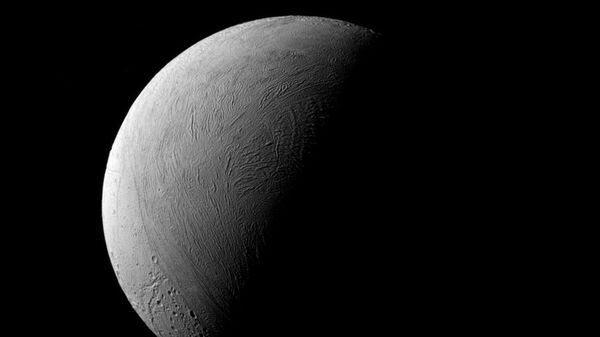 Уникальное фото освещенной половины Энцелада опубликовала НАСА