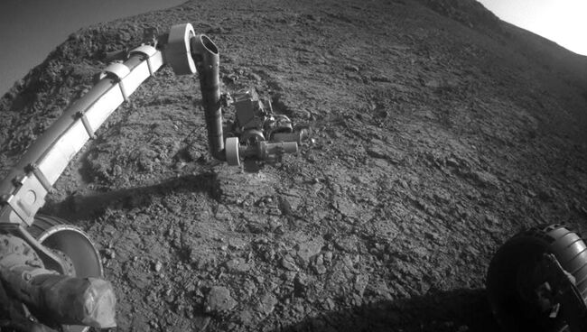 Марсоход Opportunity изучает камень рядовой Джон Поттс на свой 12 день рождения на Марсе