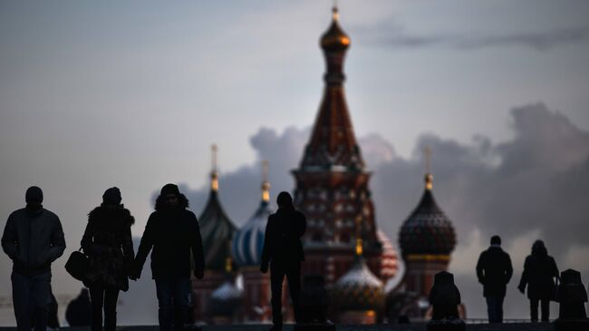 Люди на Красной площади в Москве. Архивное фото