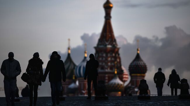 Люди на Красной площади в Москве. Архивное фото