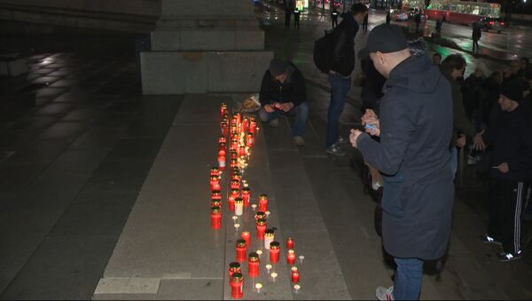 Протестующие против беженцев австрийцы зажгли свечи на ступенях парламента