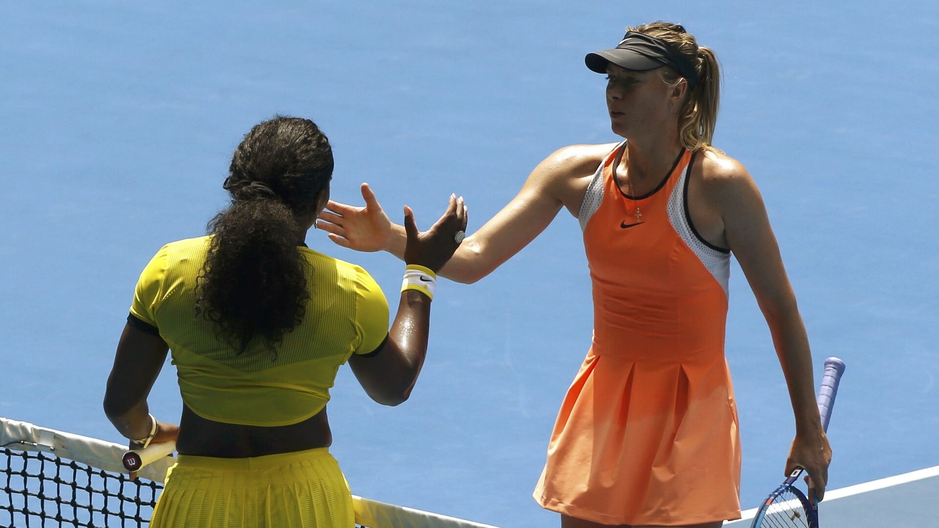 Мария Шарапова и Серена Уильямс после окончания матча четвертьфинала Australian Open 2016 - РИА Новости, 1920, 24.09.2021