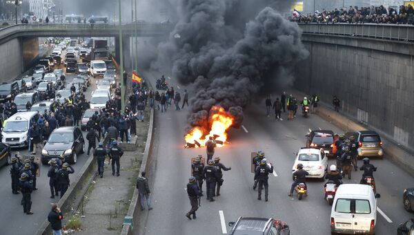 Полицейские во время забастовки таксистов в Париже. 26 января 2016