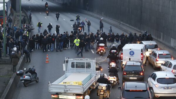 Таксисты перекрыли кольцевую дорогу в Париже, Франция. 26 января 2016
