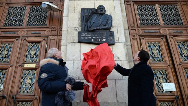 Министр культуры России Владимир Мединский и режиссёр Никита Михалков на церемонии открытия мемориальной доски народному артисту СССР Евгению Веснику