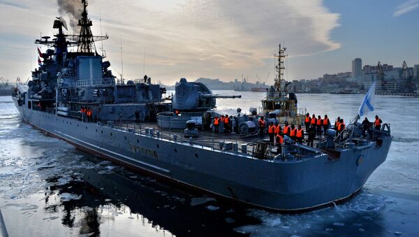 Эсминец Быстрый во время швартовки в порту Владивостока