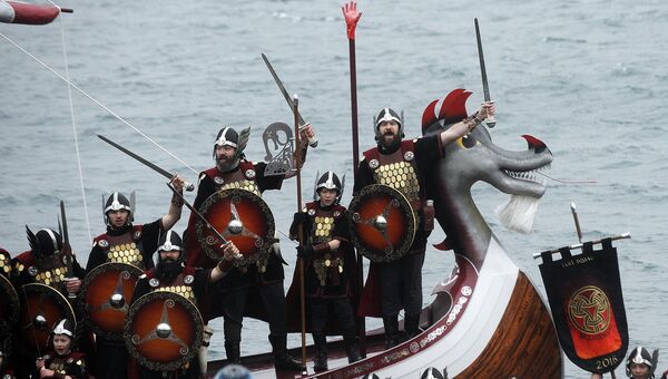 Участники ежегодного фестиваля викингов. Шетландские острова, январь 2016