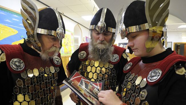 Участники ежегодного фестиваля викингов. Шетландские острова, январь 2016 Участники ежегодного фестиваля викингов. Шетландские острова, январь 2016