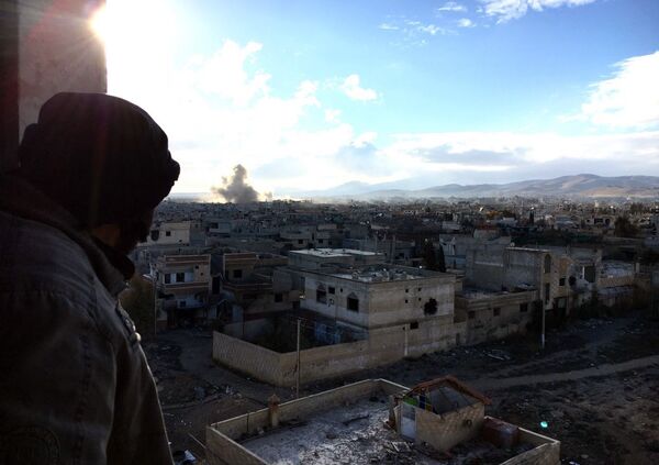 Боец Сирийской арабской армии на огневой позиции в ходе боевых действий против отрядов террористов в пригороде Дамаска Дарайе