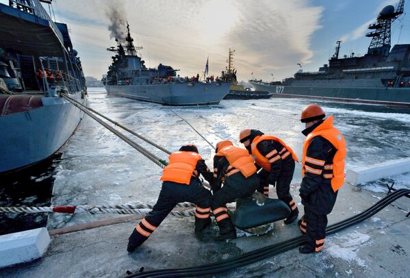 Эсминцы во время швартовки в порту Владивостока