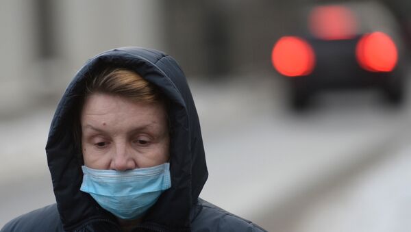 Женщина в медицинской маске во время эпидемии гриппа