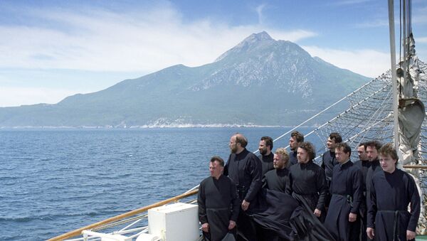 Певчие православного хора в составе паломнической миссии на парусном фрегате Дружба в Эгейском море