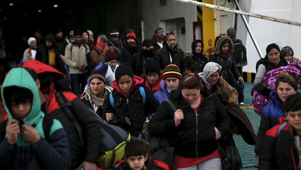 Мигранты, прибывшие на пароме в порт недалеко от Афин, Греция. 23 января 2016