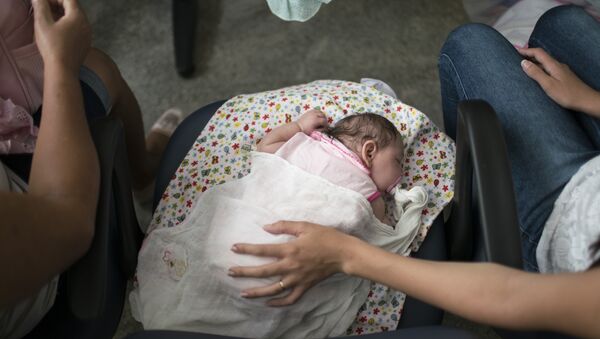Ребенок с подозрением микроцефалию  вызванную вирусом зика в больнице Каруару