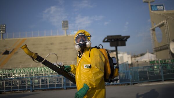 Медработник распыляет инсектициды для борьбы с комарам переносящими вирус Зика в Рио-де-Жанейро