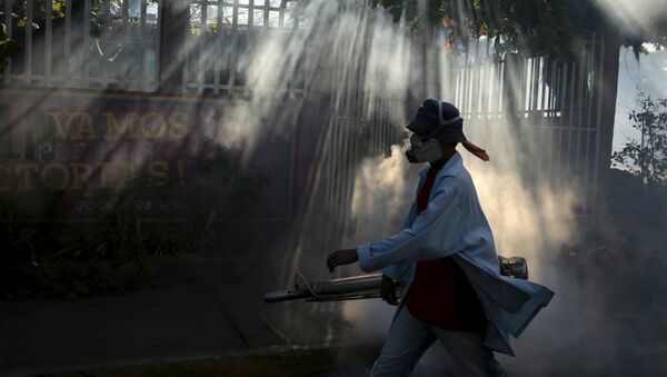 Медработник распыляет инсектициды для борьбы с комарам переносящими вирус Зика в Манагуа