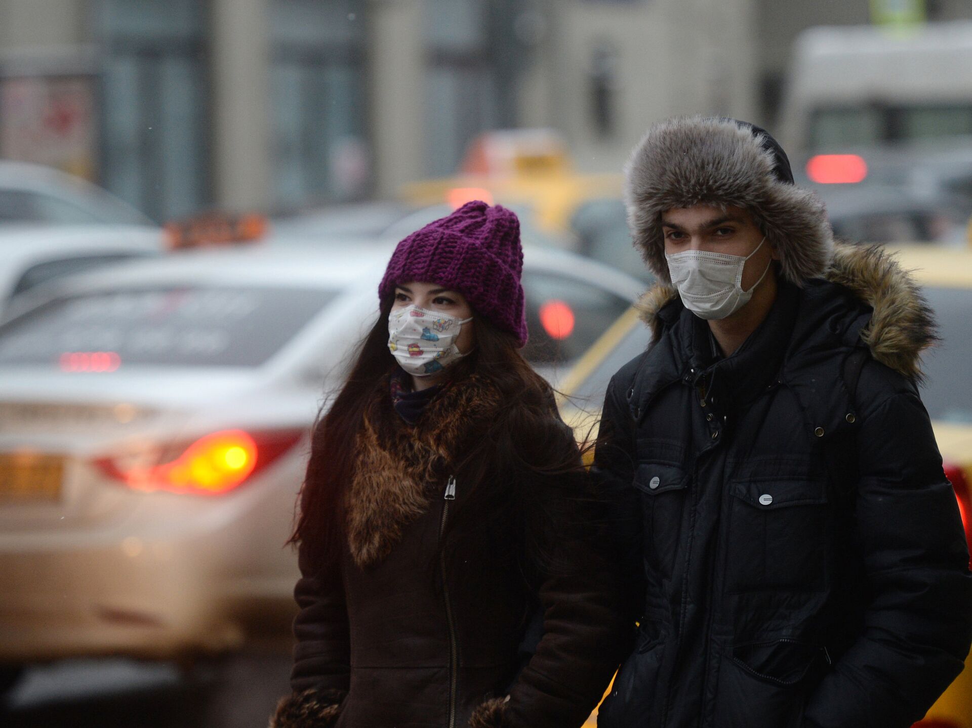 Люди в масках на улице коронавирус Россия