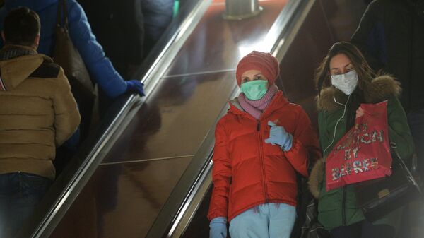 Пассажиры метро во время эпидемии гриппа. Архивное фото