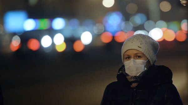 Жительница Москвы в защитной маске. Архивное фото