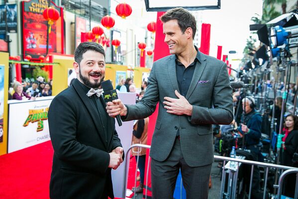 Михаил Галустян дает интервью на красной дорожке на премьере фильма Кунг-фу панда 3 в Лос-Анджелесе