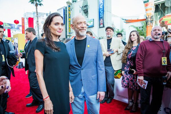 Дж. К. Симмонс и Анджелина Джоли на премьере фильма Кунг-фу панда 3 в Лос-Анджелесе