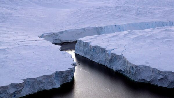 Гигантский айсберг (справа) в Антарктиде. Архивное фото
