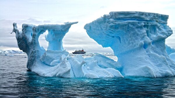 Исследовательское судно у берегов Антарктиды