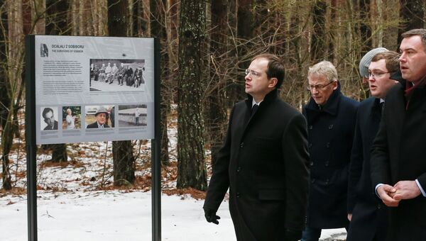 Министр культуры России Владимир Мединский (слева), глава Водавского района Андрей Романчук (справа) во время посещения места памяти советским военнопленным в Собиборе
