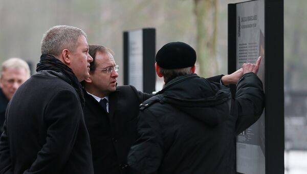 Министр культуры России Владимир Мединский (в центре) во время посещения места памяти советским военнопленным в Собиборе